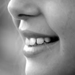 Ładne urodziwe zęby dodatkowo godny podziwu przepiękny uśmieszek to powód do dumy.